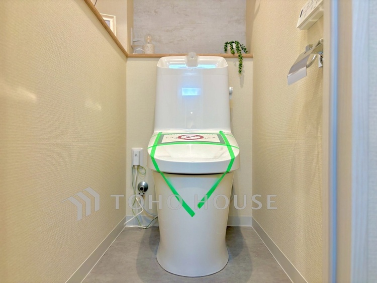 トイレ 【Toilet Room】落ち着いた色合いが心を整える。お手入れのしやすい設計で、清潔に保てます。機能性と清潔感を兼ね備えています。