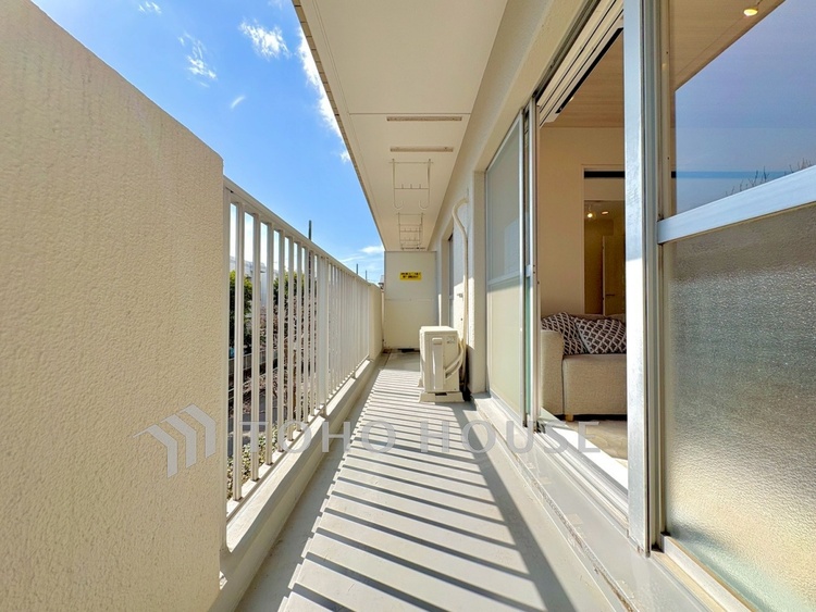バルコニー 【Balcony】空を近くに感じる開放的な空間。陽当たりも良く、洗濯物も気持ちよく乾きます。日常に少しの余白を。