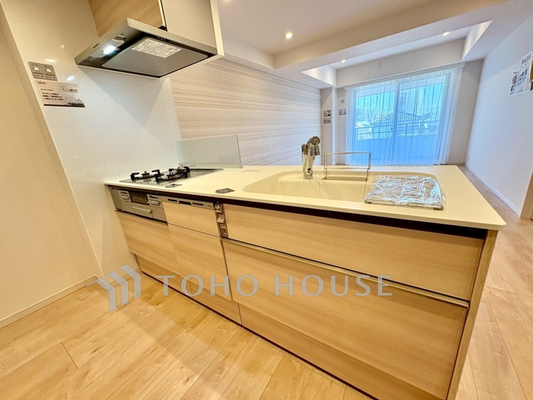 キッチン 【Kitchen】無駄のない動線が、毎日の家事を軽やかに。作業スペースもしっかり確保された設計。心地よく整うキッチンです