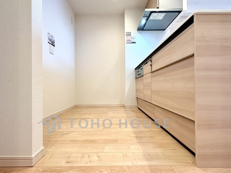 キッチン 【Kitchen】湯気が立ちのぼるたび、会話が弾む。リビングを見渡せる配置で、家族の気配を感じながら料理ができます。日常をやさしく支える空間です。