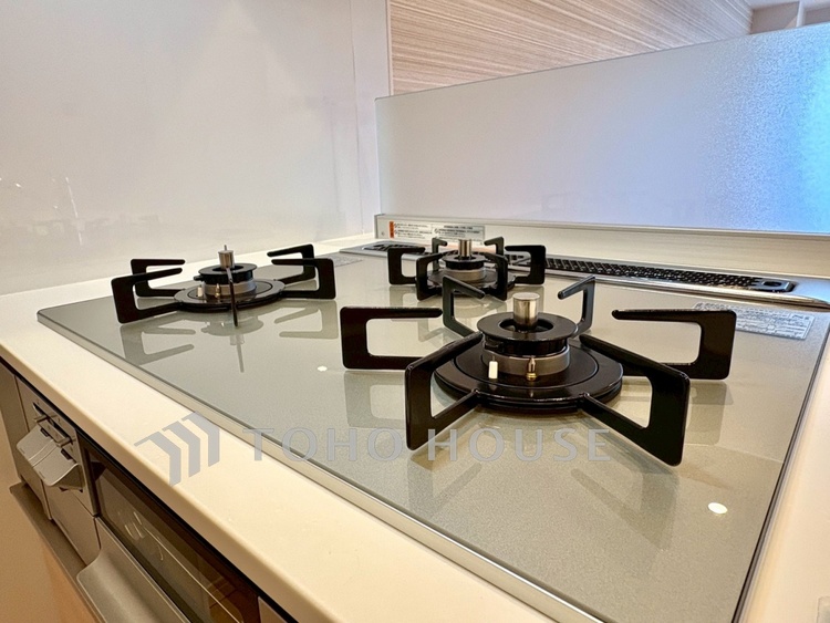 キッチン 【Kitchen】やわらかな光に包まれる調理時間。対面式で、料理をしながら自然と会話が生まれる空間。暮らしの中心になる場所です。