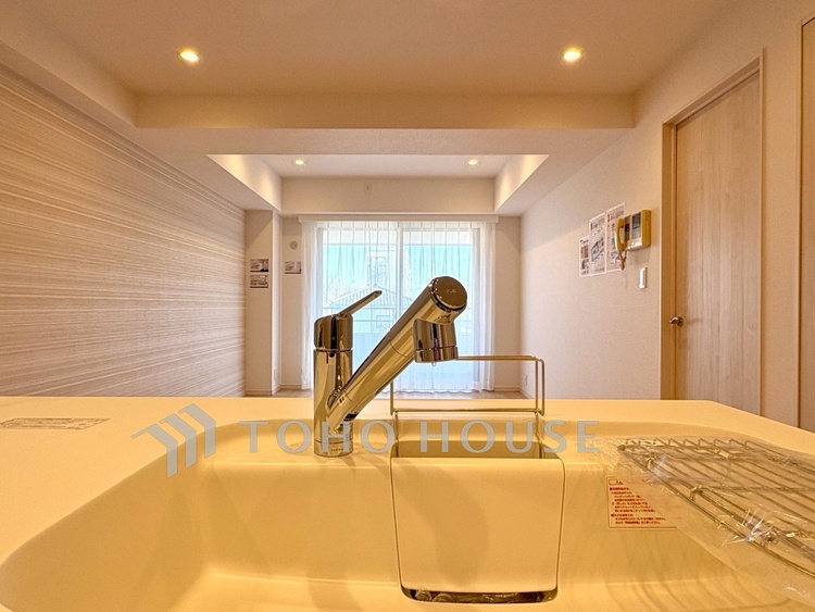 キッチン 【Kitchen】機能性と美しさを兼ね備えた設計。収納もしっかり確保され、生活感をすっきり保てます。日々を整えるキッチンです。