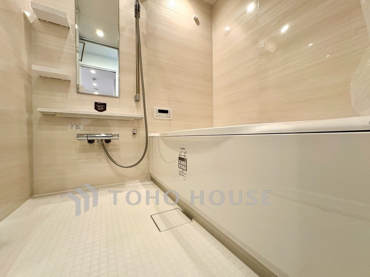 風呂 【Bathroom】一日の疲れをゆっくりと癒す空間。足を伸ばして入れる浴槽で、心までほどける時間を。