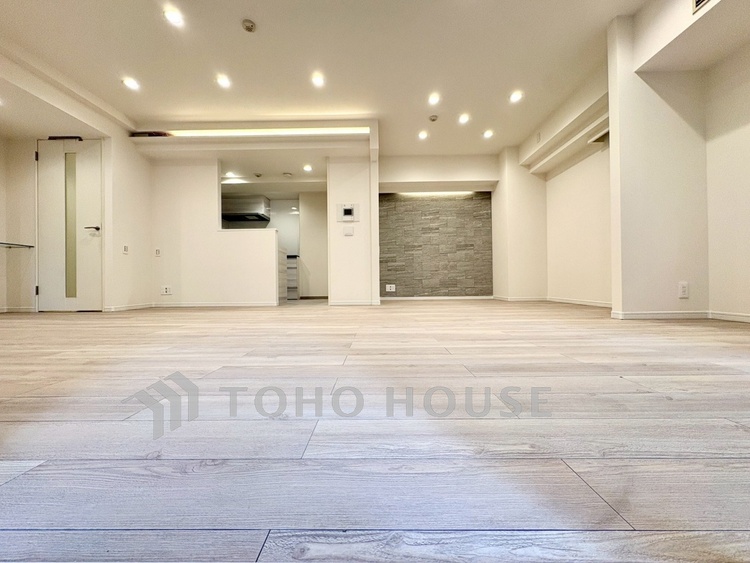 内装 【Living Room】やわらかな光が差し込む午後。家具を配置することで、空間の広がりがより鮮明に。ここから始まる穏やかな日常を。