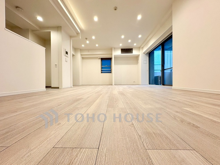 内装 【Living Room】窓を開けると通り抜ける心地よい風。ソファを置いた先に広がる、家族のくつろぎ時間。実際の開放感は現地でぜひ。