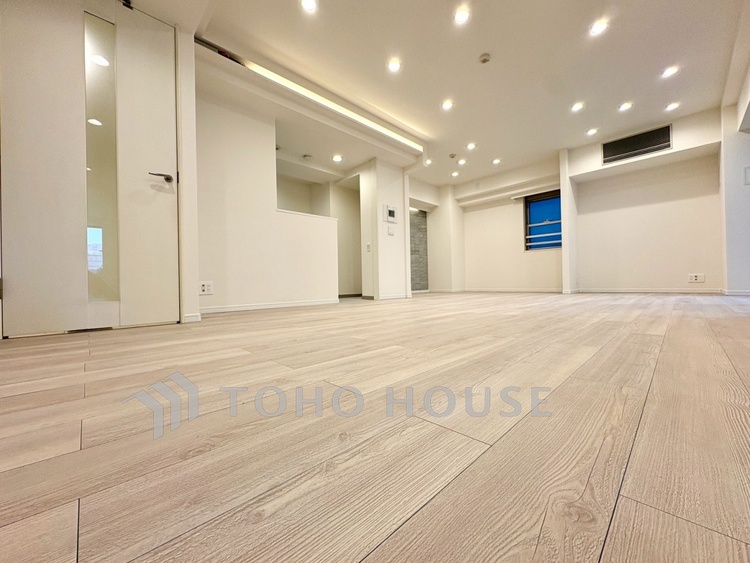 内装 【Living Room】空間に余白があるという贅沢。家具を配置してもゆとりを感じる設計。自然と人が集まるリビングです。