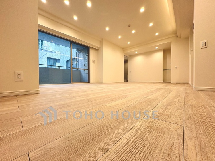 内装 【Living Room】ダウンライトに照らされる静かな夜。テーブルを囲む時間が、何気ない幸せに変わる。生活動線もスムーズな空間です。