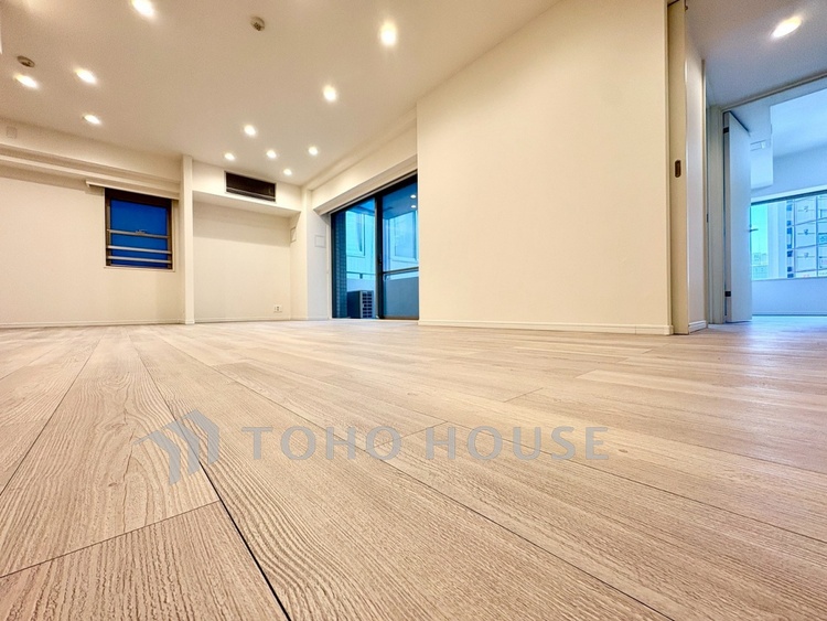 内装 【Living Room】帰宅後、ほっと一息つける場所。家具配置により、暮らしのサイズ感もイメージしやすく。毎日を整えるリビングです。