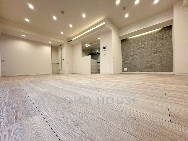 内装 【Living Room】キッチンへとつながる自然な動線。家族の気配を感じながら過ごす時間。実用性と心地よさを兼ね備えた空間です。