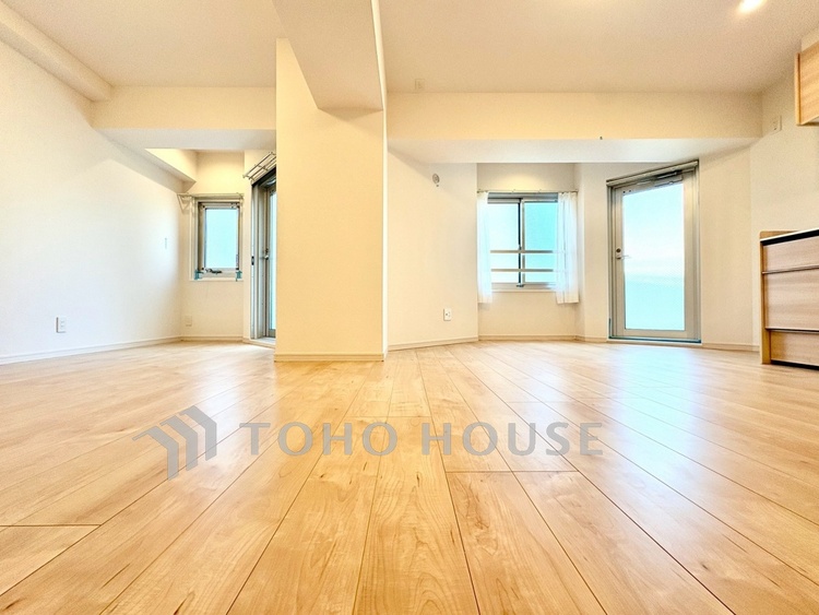 内装 【Living Room】やわらかな光が差し込む午後。家具を配置することで、空間の広がりがより鮮明に。ここから始まる穏やかな日常を。