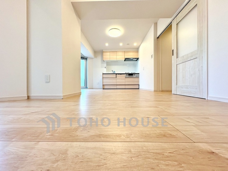 内装 【Living Room】窓を開けると通り抜ける心地よい風。ソファを置いた先に広がる、家族のくつろぎ時間。実際の開放感は現地でぜひ。