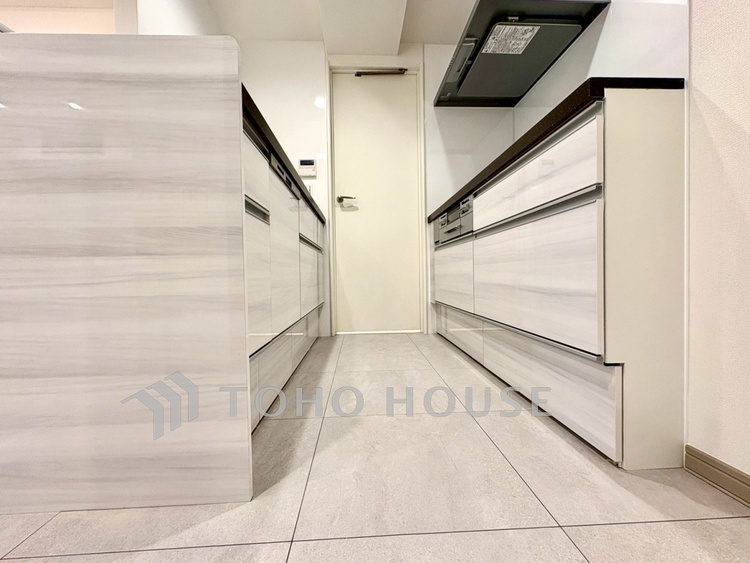 キッチン 【Kitchen】無駄のない動線が、毎日の家事を軽やかに。作業スペースもしっかり確保された設計。心地よく整うキッチンです