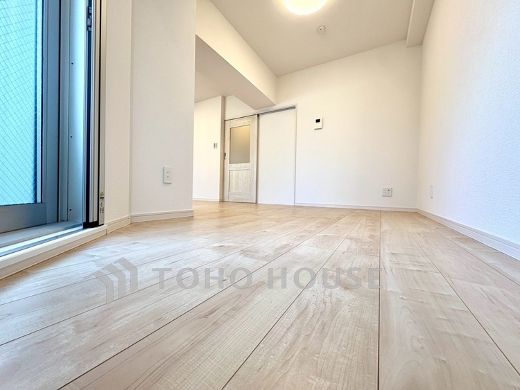 内装 【Living Room】空間に余白があるという贅沢。家具を配置してもゆとりを感じる設計。自然と人が集まるリビングです。