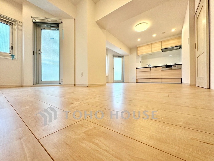 内装 【Living Room】ダウンライトに照らされる静かな夜。テーブルを囲む時間が、何気ない幸せに変わる。生活動線もスムーズな空間です。