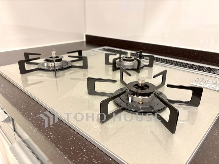 キッチン 【Kitchen】やわらかな光に包まれる調理時間。対面式で、料理をしながら自然と会話が生まれる空間。暮らしの中心になる場所です。