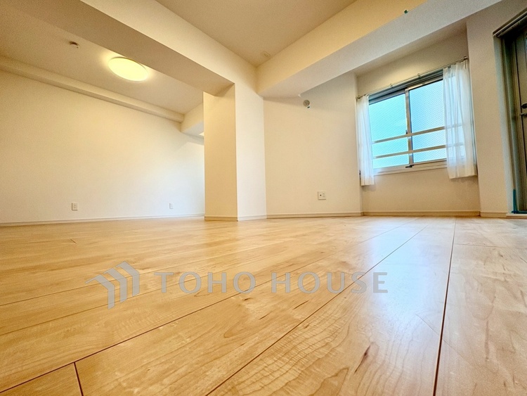 内装 【Living Room】帰宅後、ほっと一息つける場所。家具配置により、暮らしのサイズ感もイメージしやすく。毎日を整えるリビングです。