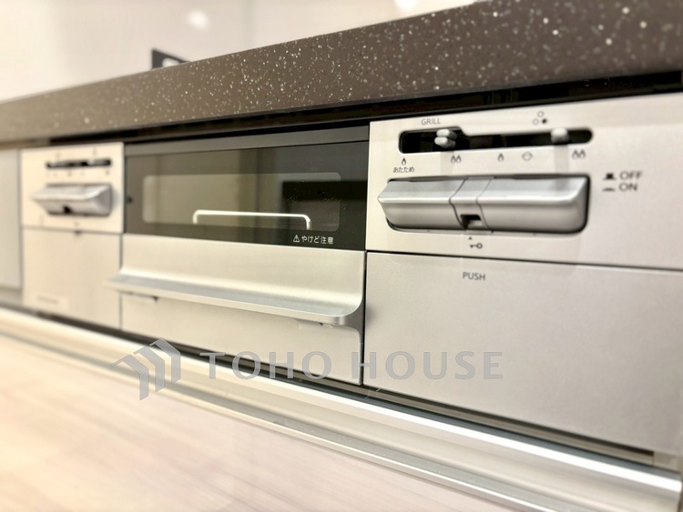 キッチン 【Kitchen】機能性と美しさを兼ね備えた設計。収納もしっかり確保され、生活感をすっきり保てます。日々を整えるキッチンです。