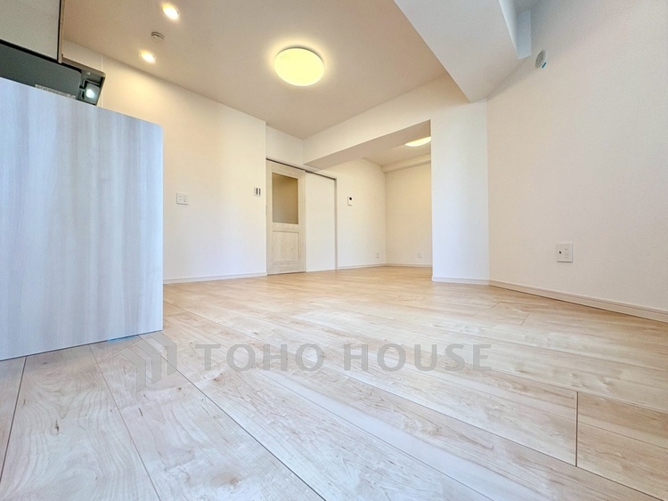 内装 【Living Room】キッチンへとつながる自然な動線。家族の気配を感じながら過ごす時間。実用性と心地よさを兼ね備えた空間です。