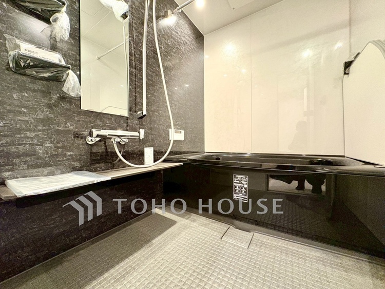 風呂 【Bathroom】一日の疲れをゆっくりと癒す空間。足を伸ばして入れる浴槽で、心までほどける時間を。