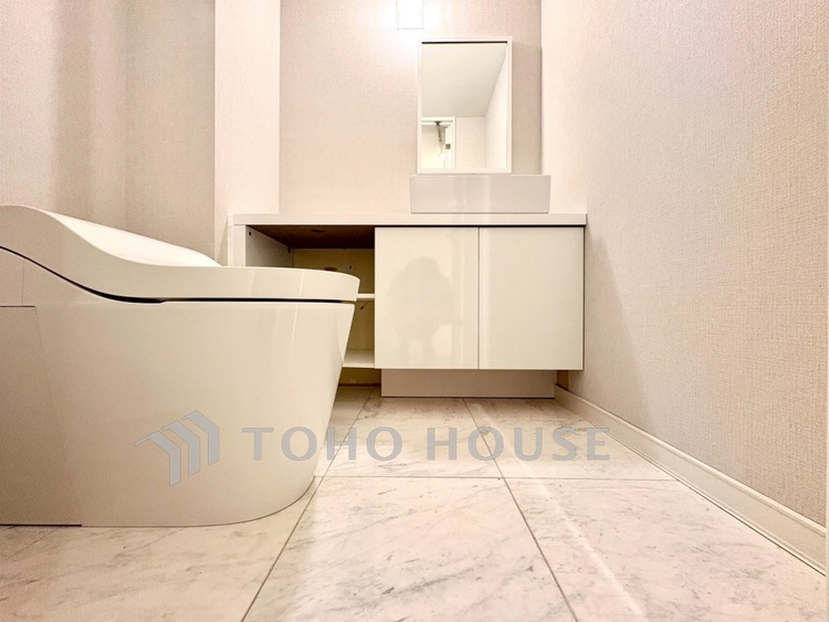 トイレ 【Toilet Room】落ち着いた色合いが心を整える。お手入れのしやすい設計で、清潔に保てます。機能性と清潔感を兼ね備えています。