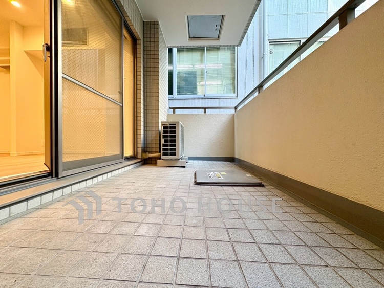 バルコニー 【Balcony】空を近くに感じる開放的な空間。陽当たりも良く、洗濯物も気持ちよく乾きます。日常に少しの余白を。