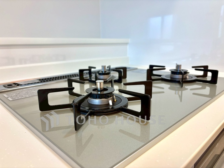 キッチン 【Kitchen】湯気が立ちのぼるたび、会話が弾む。リビングを見渡せる配置で、家族の気配を感じながら料理ができます。日常をやさしく支える空間です。