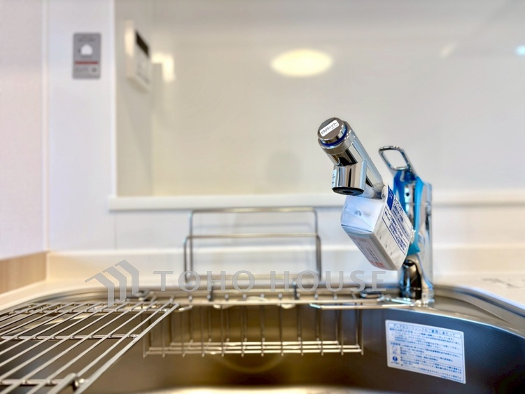 キッチン 【Kitchen】やわらかな光に包まれる調理時間。対面式で、料理をしながら自然と会話が生まれる空間。暮らしの中心になる場所です。