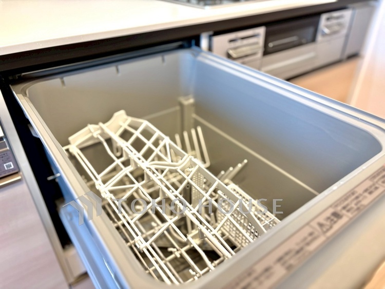 キッチン 【Kitchen】機能性と美しさを兼ね備えた設計。収納もしっかり確保され、生活感をすっきり保てます。日々を整えるキッチンです。