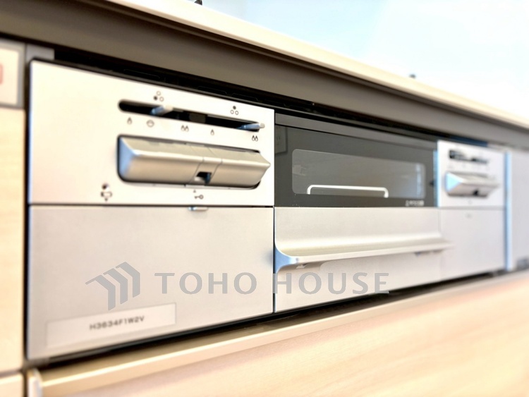 キッチン 【Kitchen】音や香りがリビングへと広がる心地よさ。家族との距離が近い対面キッチン。自然と人が集まる空間です。