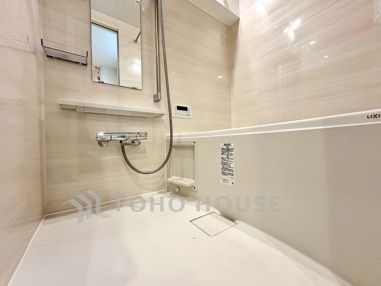 風呂 【Bathroom】一日の疲れをゆっくりと癒す空間。足を伸ばして入れる浴槽で、心までほどける時間を。