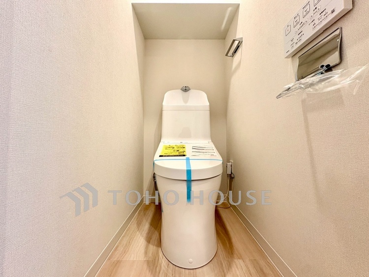 トイレ 【Toilet Room】落ち着いた色合いが心を整える。お手入れのしやすい設計で、清潔に保てます。機能性と清潔感を兼ね備えています。