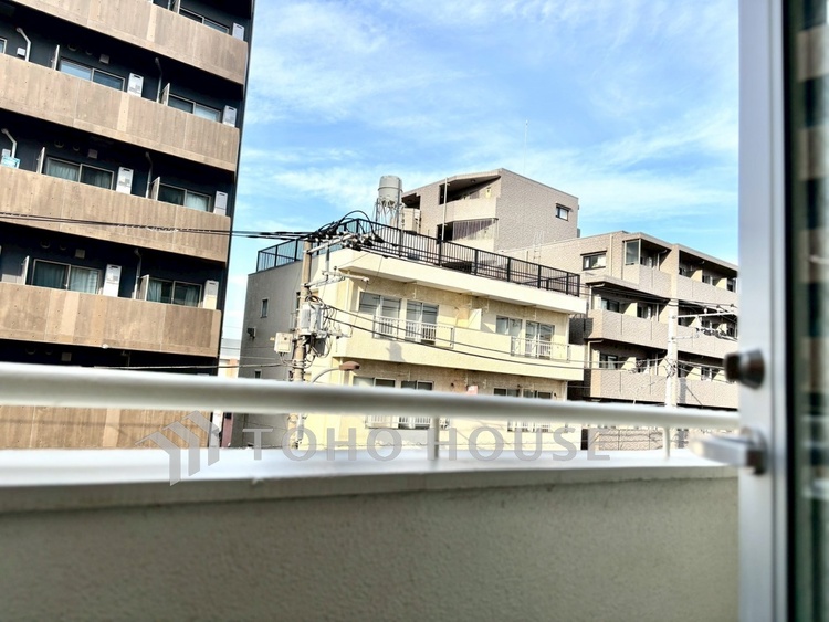 バルコニー 【Balcony】空を近くに感じる開放的な空間。陽当たりも良く、洗濯物も気持ちよく乾きます。日常に少しの余白を。