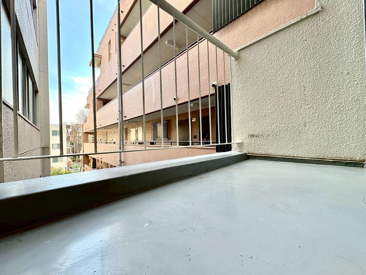 バルコニー 【Balcony】室内とつながる自然な広がり。布団干しも可能なゆとりある設計。実用性も兼ね備えたバルコニーです。