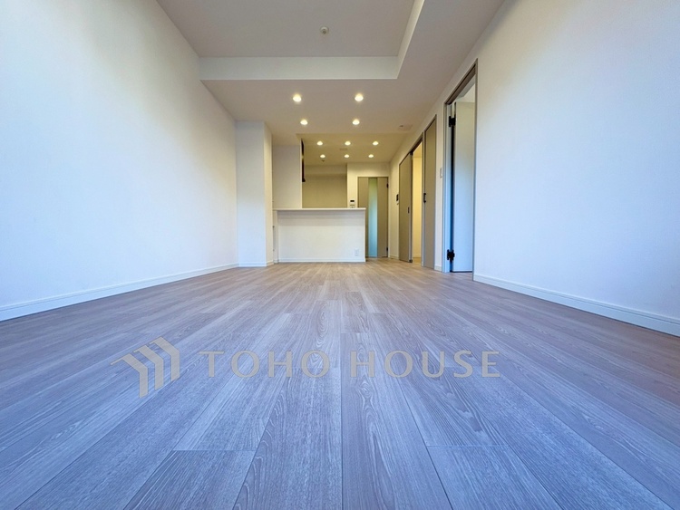 内装 【Living Room】やわらかな光が差し込む午後。家具を配置することで、空間の広がりがより鮮明に。ここから始まる穏やかな日常を。