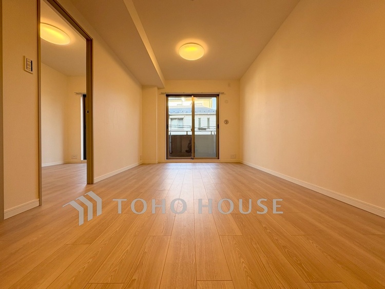 内装 【Living Room】窓を開けると通り抜ける心地よい風。ソファを置いた先に広がる、家族のくつろぎ時間。実際の開放感は現地でぜひ。