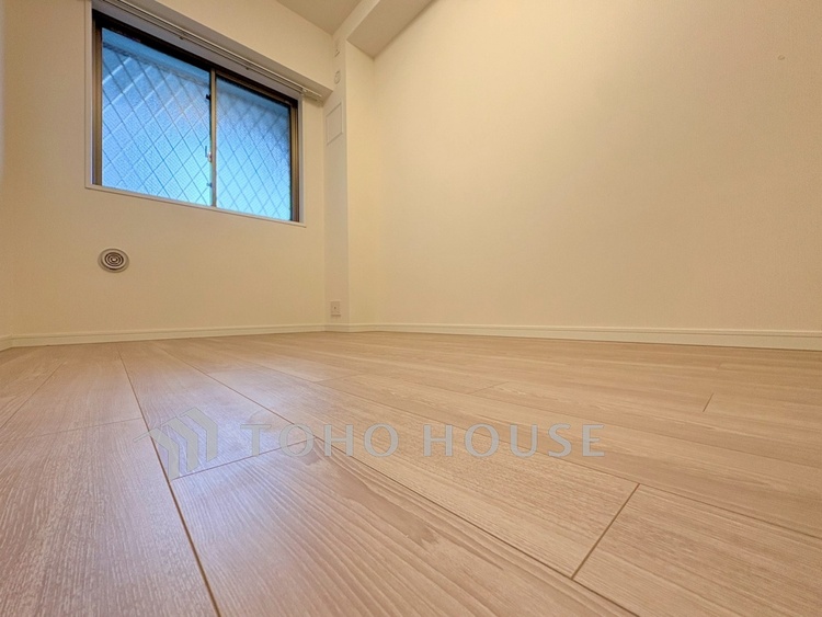 内装 【Private Room】やわらかな光が差し込む朝。書斎にも、子ども部屋にも使える柔軟な設計。暮らしに合わせて変化できる一室です。