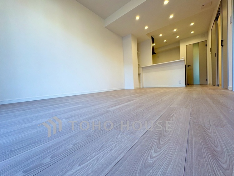 内装 【Living Room】空間に余白があるという贅沢。家具を配置してもゆとりを感じる設計。自然と人が集まるリビングです。