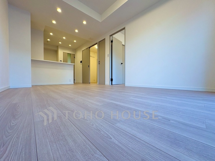 内装 【Living Room】ダウンライトに照らされる静かな夜。テーブルを囲む時間が、何気ない幸せに変わる。生活動線もスムーズな空間です。