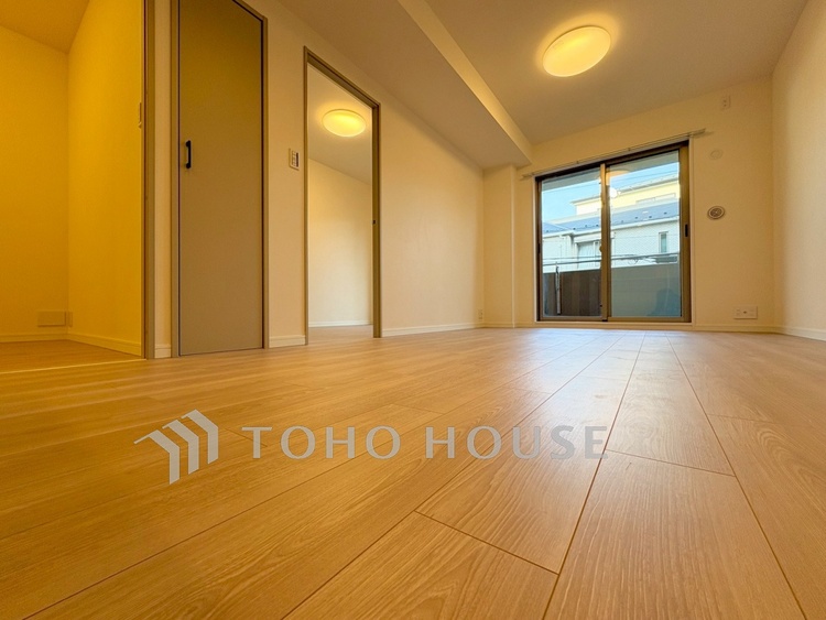 内装 【Living Room】帰宅後、ほっと一息つける場所。家具配置により、暮らしのサイズ感もイメージしやすく。毎日を整えるリビングです。