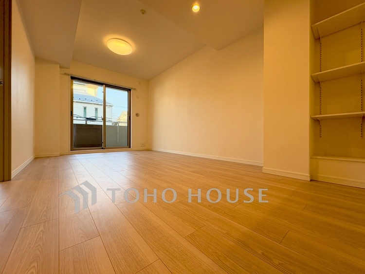 内装 【Living Room】キッチンへとつながる自然な動線。家族の気配を感じながら過ごす時間。実用性と心地よさを兼ね備えた空間です。