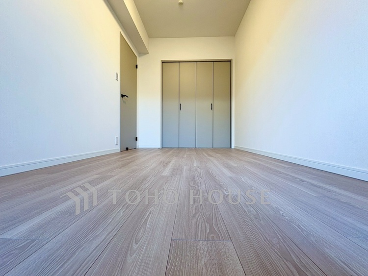 内装 【Bedroom】深呼吸したくなる静けさ。家具配置を想定しやすい整った形状。落ち着きある毎日を支える空間です。