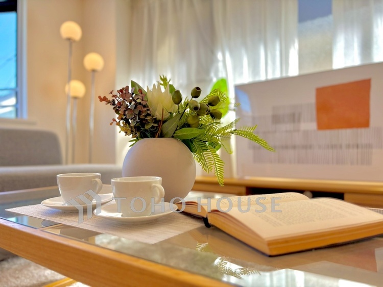 内装 【Living Room】やわらかな光が差し込む午後。家具を配置することで、空間の広がりがより鮮明に。ここから始まる穏やかな日常を。