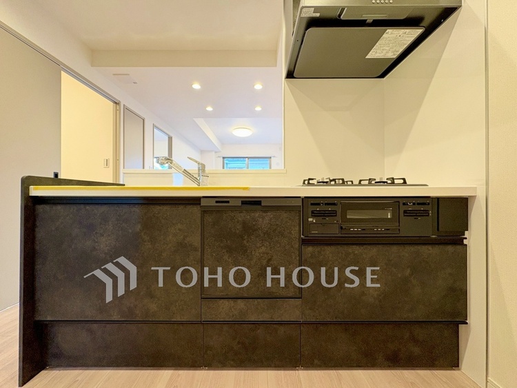 キッチン 【Kitchen】無駄のない動線が、毎日の家事を軽やかに。作業スペースもしっかり確保された設計。心地よく整うキッチンです