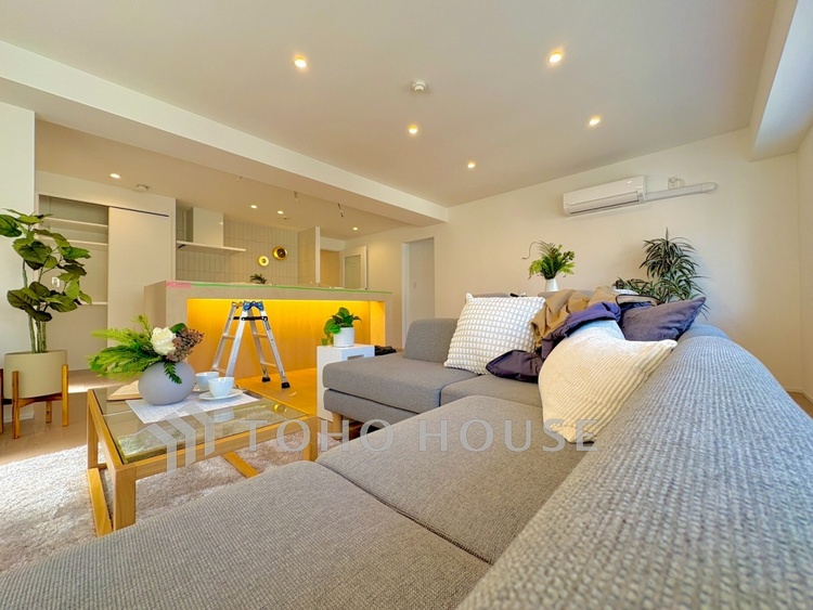 内装 【Living Room】窓を開けると通り抜ける心地よい風。ソファを置いた先に広がる、家族のくつろぎ時間。実際の開放感は現地でぜひ。