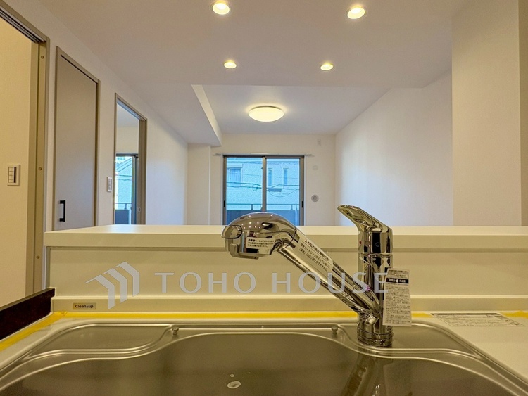 キッチン 【Kitchen】湯気が立ちのぼるたび、会話が弾む。リビングを見渡せる配置で、家族の気配を感じながら料理ができます。日常をやさしく支える空間です。