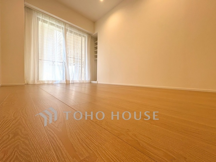 内装 【Private Room】一日の終わりをやさしく包み込む空間。ベッドやデスクを配置してもゆとりある広さ。自分だけの静かな時間をここで。