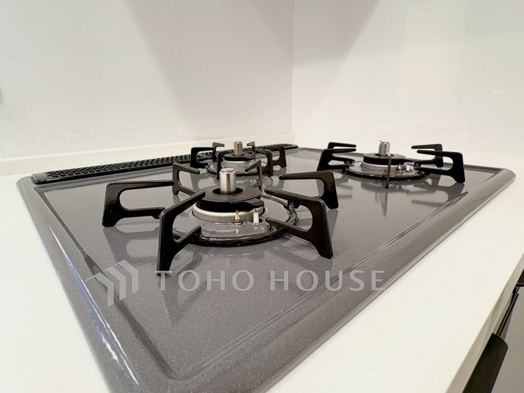 キッチン 【Kitchen】やわらかな光に包まれる調理時間。対面式で、料理をしながら自然と会話が生まれる空間。暮らしの中心になる場所です。