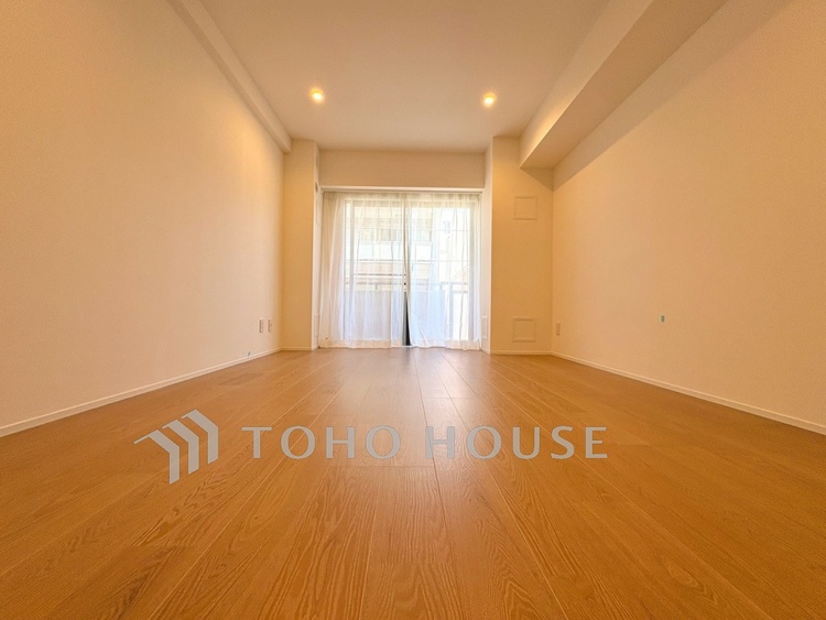 内装 【Private Room】やわらかな光が差し込む朝。書斎にも、子ども部屋にも使える柔軟な設計。暮らしに合わせて変化できる一室です。