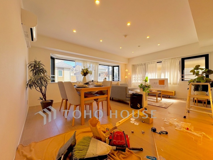 内装 【Living Room】空間に余白があるという贅沢。家具を配置してもゆとりを感じる設計。自然と人が集まるリビングです。