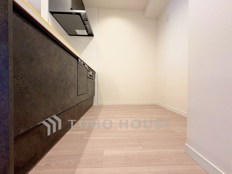 キッチン 【Kitchen】音や香りがリビングへと広がる心地よさ。家族との距離が近い対面キッチン。自然と人が集まる空間です。